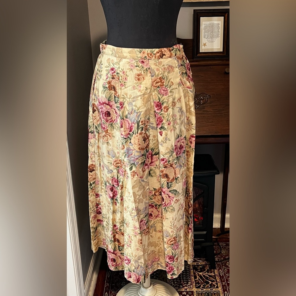 Beautiful Rose Print Skirt Size Lg